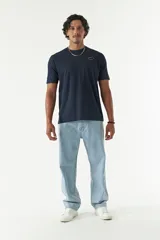 Remera azul marino de algodón con cuello redondo y estampado en la espalda con el logo de la marca y números en círculos concéntricos en amarillo y rosa.