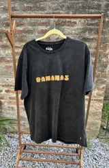 Remera azul con efecto gastado y estampa amarilla con la palabra "BANANAS".