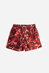 Short de baño con estampado abstracto en tonos rojo, marrón, blanco y celeste. Confeccionado en tela ligera de secado rápido, con bolsillos laterales y logo en goma.