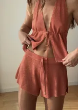 Short de tiro bajo color salmón, con cordones para ajustar.