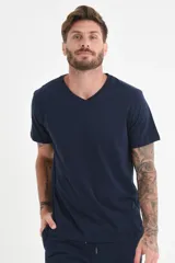 Remera de manga corta azul marino con cuello en V.
