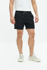 Short de baño liso color azul marino, con cintura elástica ajustable con cordón, dos bolsillos laterales, un bolsillo trasero y logo bordado.