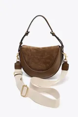 Bolso bandolera ovalado color verde oliva, con solapa de gamuza y asa de cuero ajustable.