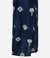 Salida de playa tipo bata larga sin mangas, color azul marino, con bordado laise de caracolas y lazo delantero. Confeccionada en algodón BCI.