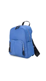 Mochila azul de nylon con cierre principal y dos bolsillos frontales con cierre. Tiene asa de mano superior y correas de hombro ajustables en color negro.