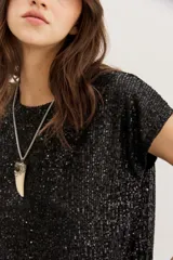 Remera azul marino con lentejuelas verticales, cuello redondo y mangas cortas.