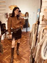 Camisa blanca de lino con mangas abullonadas y cuello mao.