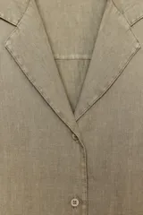 Camisa color amarillo claro confeccionada en lino 100%, con cuello solapa, escote pico, manga larga con botones y cierre frontal con botones.
