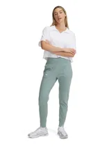 Pantalón de jogging Under Armour color lila, de corte ajustado, con cintura alta elástica, bolsillos laterales y logo de la marca en la cadera.