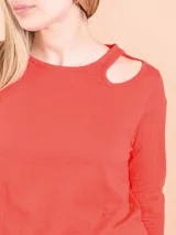 Blusa manga larga color rojo con cuello redondo y corte en el hombro.