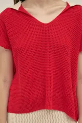Top tejido rojo de manga corta con cuello camisero y escote en V.