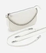 Bolso baguette blanco de cuero sintético con textura croco, correa de hombro y correa de cadena plateada.