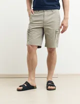 Bermuda de gabardina color marrón con bolsillos cargo laterales y bolsillos traseros con solapa.