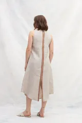 Vestido midi negro de lino, corte recto, sin mangas y con escote redondo.