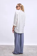 Pantalón palazzo marrón de tiro alto con cintura elastizada y cordón ajustable.