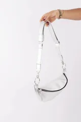 Riñonera de cuero color marrón claro, con correa regulable y cierre superior.