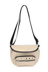Riñonera color crema con correa ajustable negra, múltiples bolsillos con cierre y tachas decorativas.