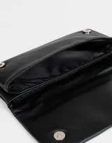 Billetera negra de cuerina con formato fichero, solapa con broche a presión y tag en relieve.