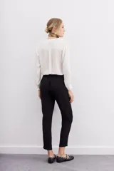 Pantalón sastrero negro con estampado jacquard, corte al tobillo, presillas y lazo de ajuste en la cintura elastizada.