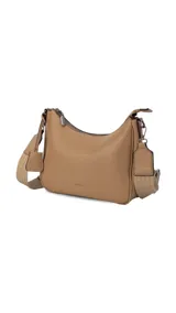 Bandolera color camel de simil cuero, con cierre trasero y división interna. Incluye correa de galón ajustable.