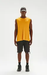 Musculosa mostaza de corte recto y cuello redondo.
