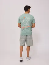 Remera verde con estampado en el frente y la espalda.