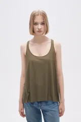 Musculosa verde oliva de bretel ancho y corte holgado.