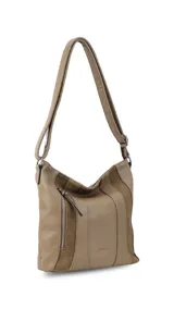 Cartera bandolera color marrón, con división al medio, cierre metálico frontal y trasero, además de correa regulable.