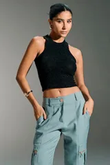 Top negro con cuello halter y espalda descubierta.
