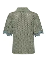 Chaleco tejido a crochet con diseño de flores en tonos beige y crudo, con cuello camisero y cierre frontal con botones de madera.