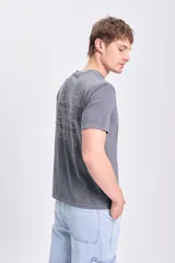 Remera gris oscuro de manga corta con estampa blanca en la espalda con la frase "Midnight Reverie".