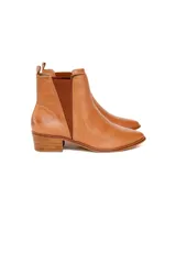 Bota corta color caramelo con textura símil piel de reptil, elásticos laterales y taco cuadrado.