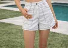 Short blanco tiza de tiro medio-alto, confeccionado en algodón con pespuntes negros visibles, bolsillos funcionales y terminaciones premium.