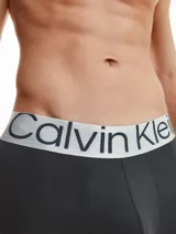 Pack de 3 boxers low rise trunk de microfibra negra, con cinturilla con logo metálico de Calvin Klein.