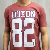 Remera color rojo de algodón con estampado frontal grande en blanco con el número 82.