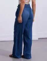 Pantalón ancho de lyocell color azul, con pretina ancha smock con lazo de ajuste y bolsillos verticales.