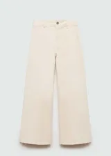 Pantalón de jean culotte color crema, tiro alto, con cierre de cremallera y botón, trabillas, bolsillos traseros, bajo deshilachado y tejido elástico.