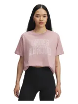 Remera Under Armour para mujer, color rosa con logo Under Armour en blanco. Corte holgado y extragrande.