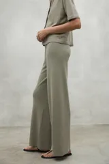 Pantalón gris de lino, de pierna ancha y cintura elástica.