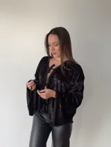 Blusa negra de terciopelo con escote en V y mangas anchas. Se ata al frente con lazos.