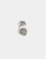 Par de aros pasantes plateados con forma de flor y strass, con cierre de tope a presión.
