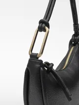 Bolso de hombro negro con forma de media luna, confeccionado en material texturizado (piel no piel) de poliéster reciclado. Presenta un compartimento principal con cierre de cremallera, bolsillo interior con cierre y un asa corta tubular con detalle metálico dorado.