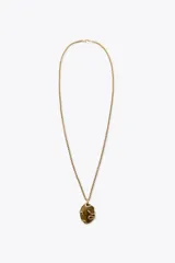 Collar dorado con cadena de eslabones y colgante de piedra marrón con una serpiente dorada enroscada.