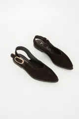 Zapato chata de cuero color marrón con textura tejida y hebilla dorada.