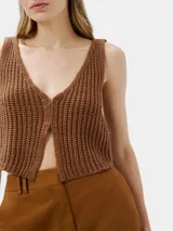 Musculosa color crema tejida a crochet con escote en V y cierre frontal con gancho metálico.