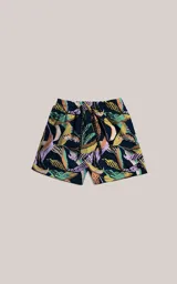 Short de baño de microfibra con estampado tropical de hojas en tonos pastel sobre fondo azul marino. Posee cintura elástica con cordón ajustable negro con inscripción repetida.