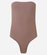 Body marrón sin breteles, confeccionado en tejido rib con textura acanalada y cierre con botones a presión en la entrepierna.