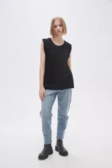 Remera negra de viscosa con cuello redondo y mangas cortas con volados.