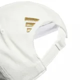 Gorra Adidas Motorsport color blanco, con logo de Mercedes Benz bordado en dorado en el frente y logo de Adidas bordado en dorado en la visera.