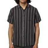 Camisa de manga corta negra con rayas verticales blancas, cuello clásico y bolsillo en el pecho.
